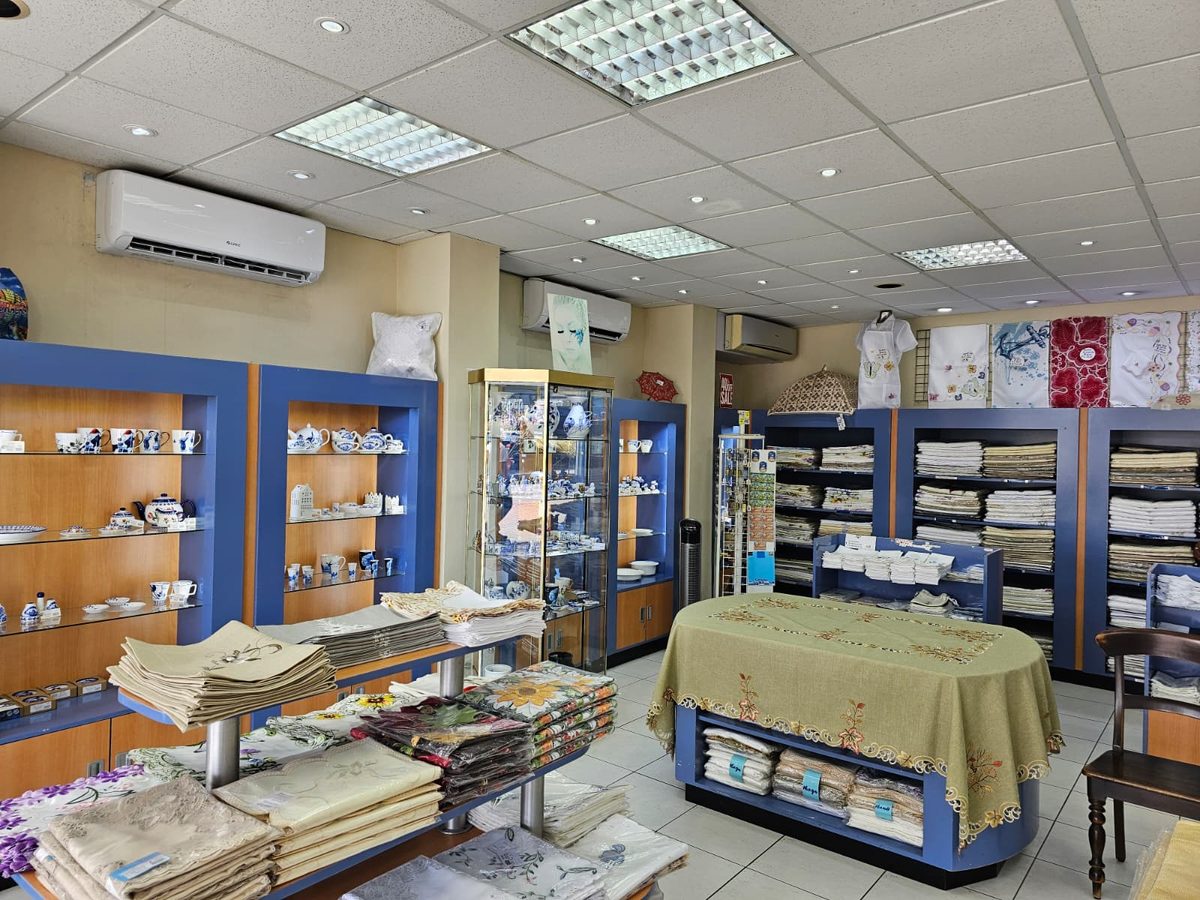 Table linens, Delft Blue souvenirs and Curaçao t-shirts on display in the shop